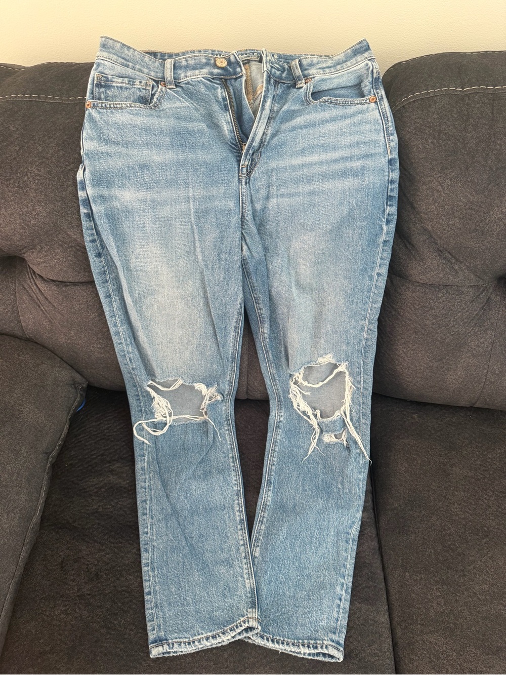 American Eagle Distressed Women’s Jeans - Classic Relaxed Fit size 8 long